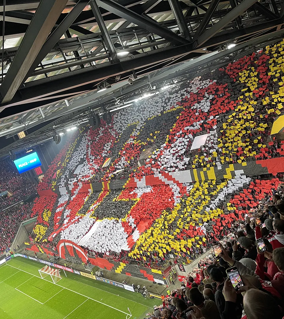 Choreographie der aktiven Fanszene des 1. FC Köln beim Spiel gegen OGC Nizza